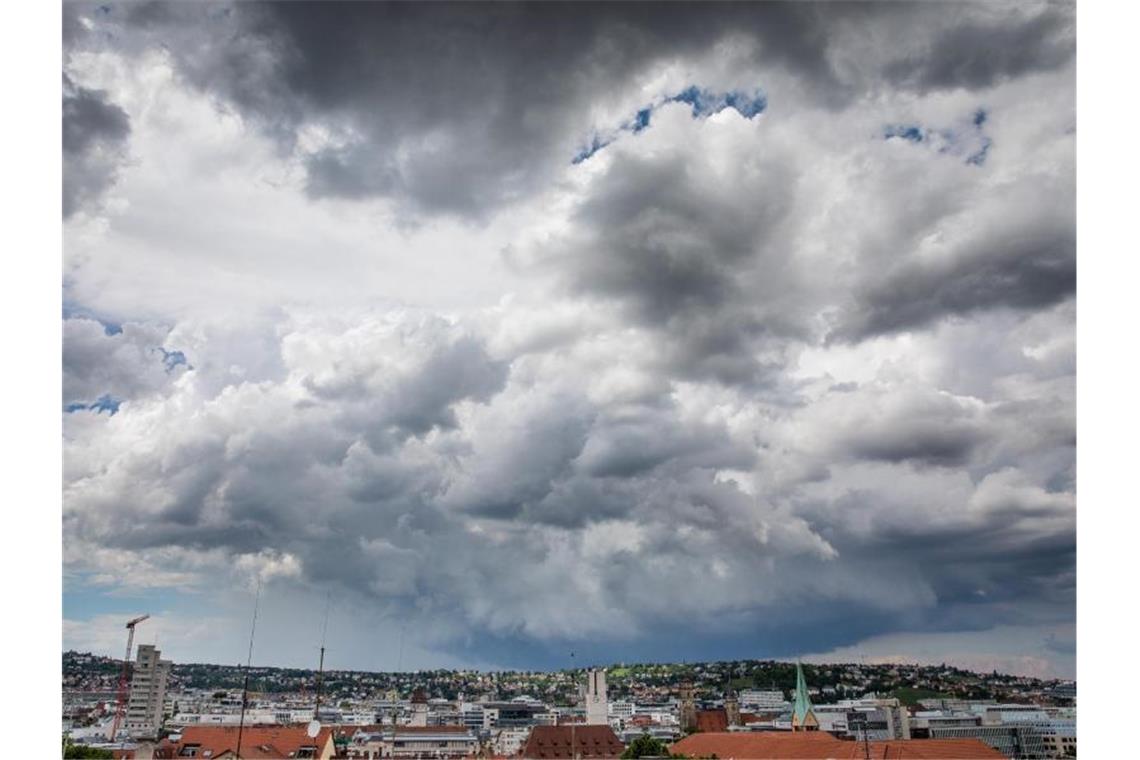 Dunkle Wolken ziehen über die Innenstadt von Stuttgart hinweg. Foto: Christoph Schmidt/dpa