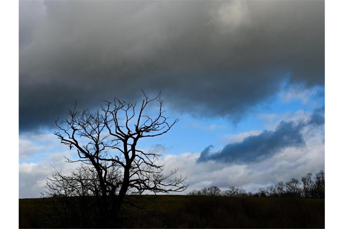 Dunkle Wolken ziehen über eine Landschaft. Foto: Patrick Pleul/dpa-Zentralbild/ZB/Symbolbild