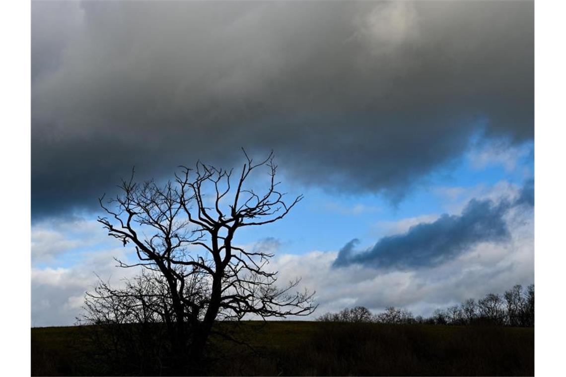 Grauer Wochenstart im Südwesten Dunkle Wolken ziehen über eine Landschaft. Foto: Patrick Pleul/dpa-Zentralbild/ZB/Symbolbild