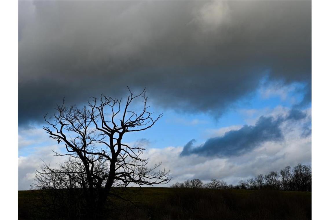 Dunkle Wolken ziehen über eine Landschaft. Foto: Patrick Pleul/dpa-Zentralbild/ZB/Symbolbild