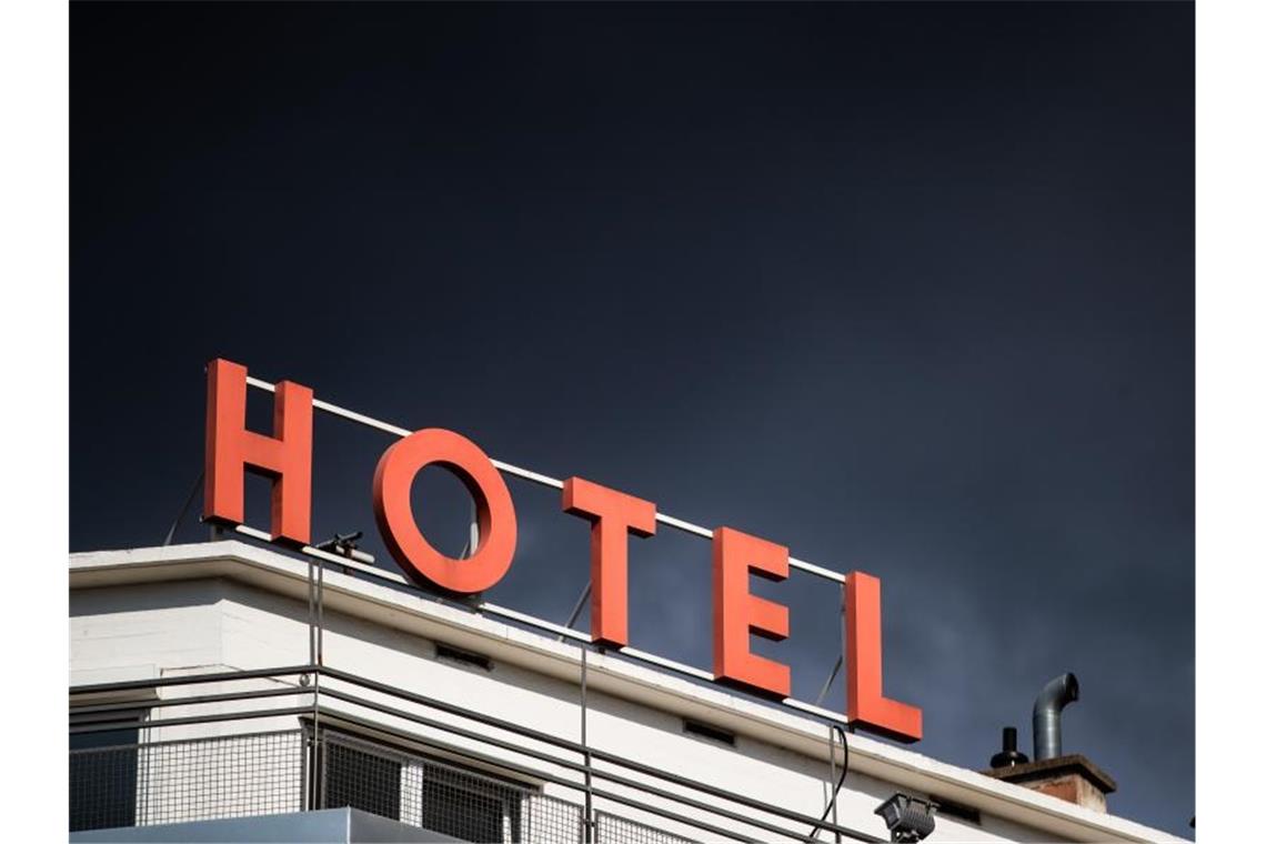 Dunkle Wolken ziehen über einem Hotel hinweg. Foto: Christoph Schmidt/dpa/Symbolbild
