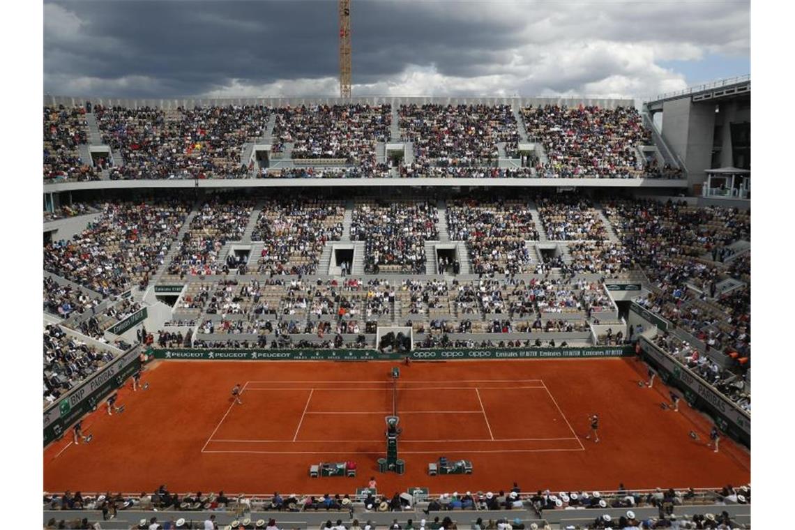 Dunkle Wolken ziehen während des Damen-Finales über den Center Court. Foto: Pavel Golovkin/AP