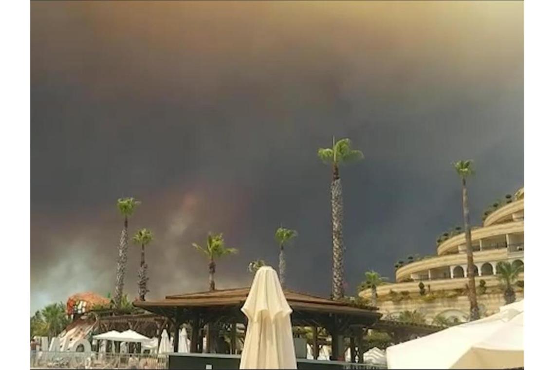 Brände und Hitze ohne Ende in drei Mittelmeerstaaten Dunkler Rauch zieht über einen Hotelkompex in der türkischen Urlaubsregion Antalya hinweg. Foto: Cevin Dettlaff/dpa-Zentralbild/dpa