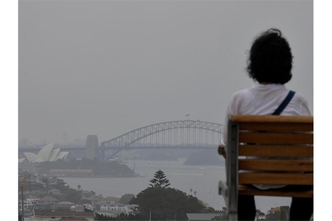 Durch Buschbrände verursachter Rauch liegt über der berühmten Oper in Sydney. Foto: Bianca De Marchi/AAP/dpa