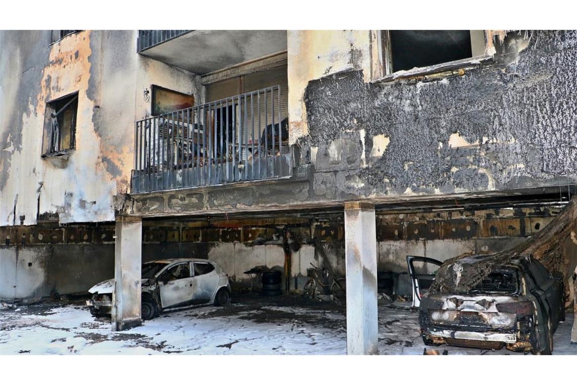 Durch das brennende Auto in der Garage geriet auch die Fassade in der Leobener Straße in Stuttgart-Feuerbach in Flammen.