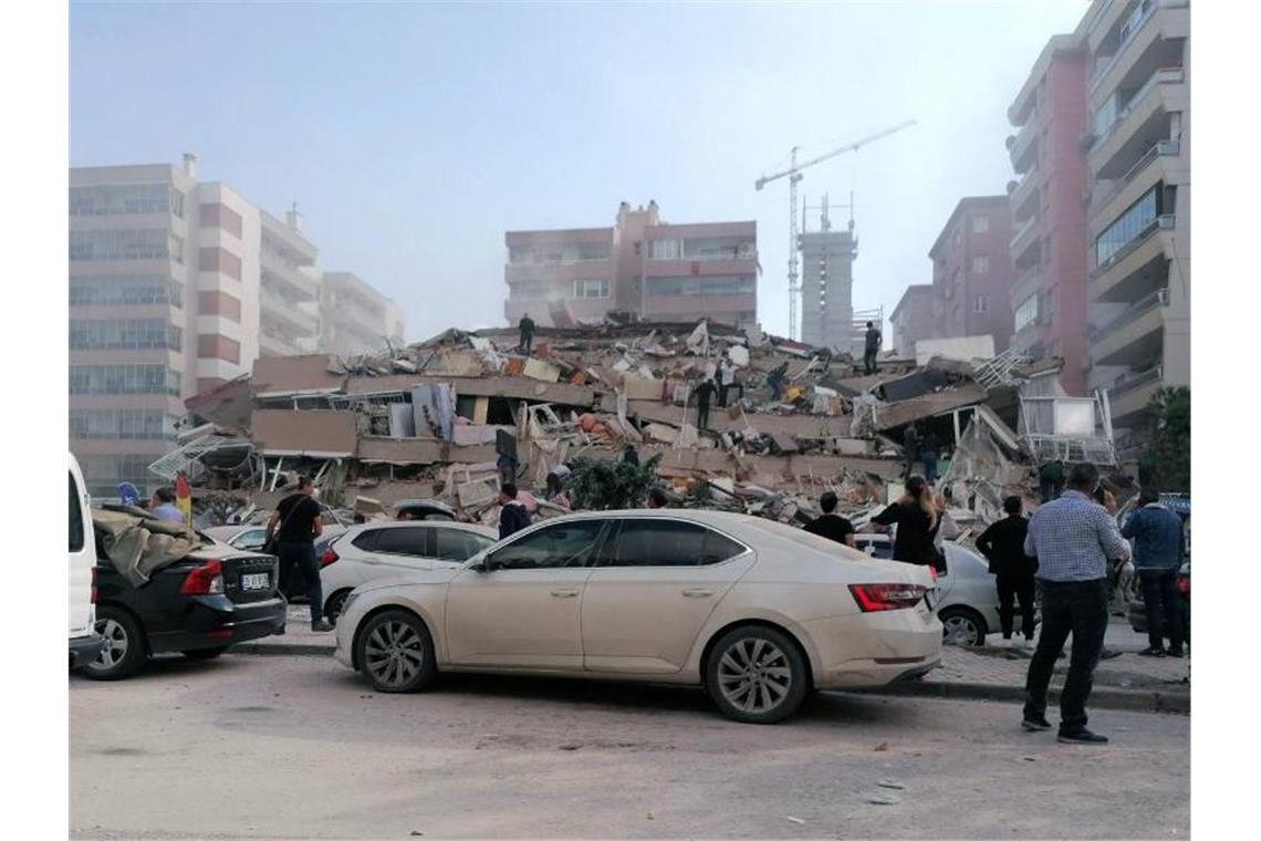 Tote nach Erdbeben vor türkischer Westküste Durch das Erdbeben zerstörte Gebäude im türkischen Izmir. Foto: Uncredited/DHA/dpa