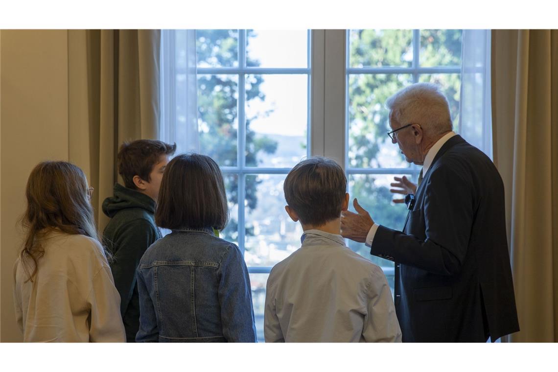 „Ich brauche vier Stunden, um den Weihnachtsbaum zu schmücken“ Durch das Fenster zeigt Kretschmann den Kindern die drei beeindruckenden Mammutbäume im Garten.