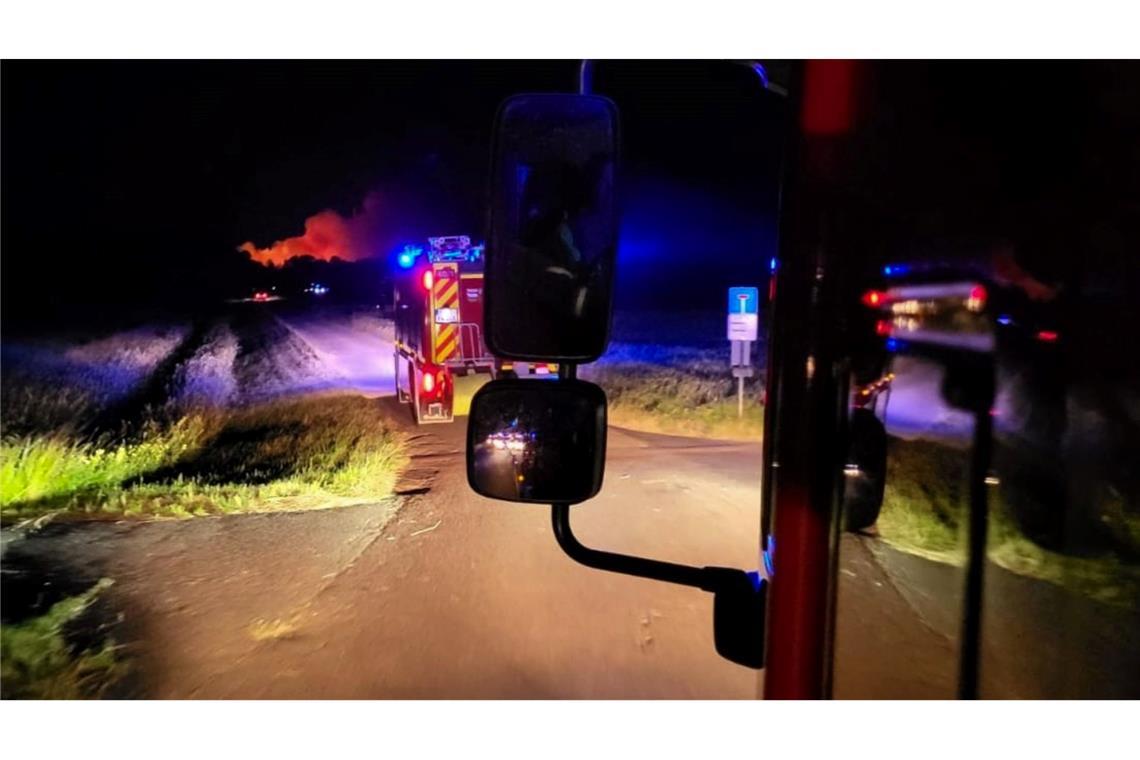 Durch den aufsteigenden Rauch komme es zu Sichtbehinderungen, sagte ein Polizeisprecher.