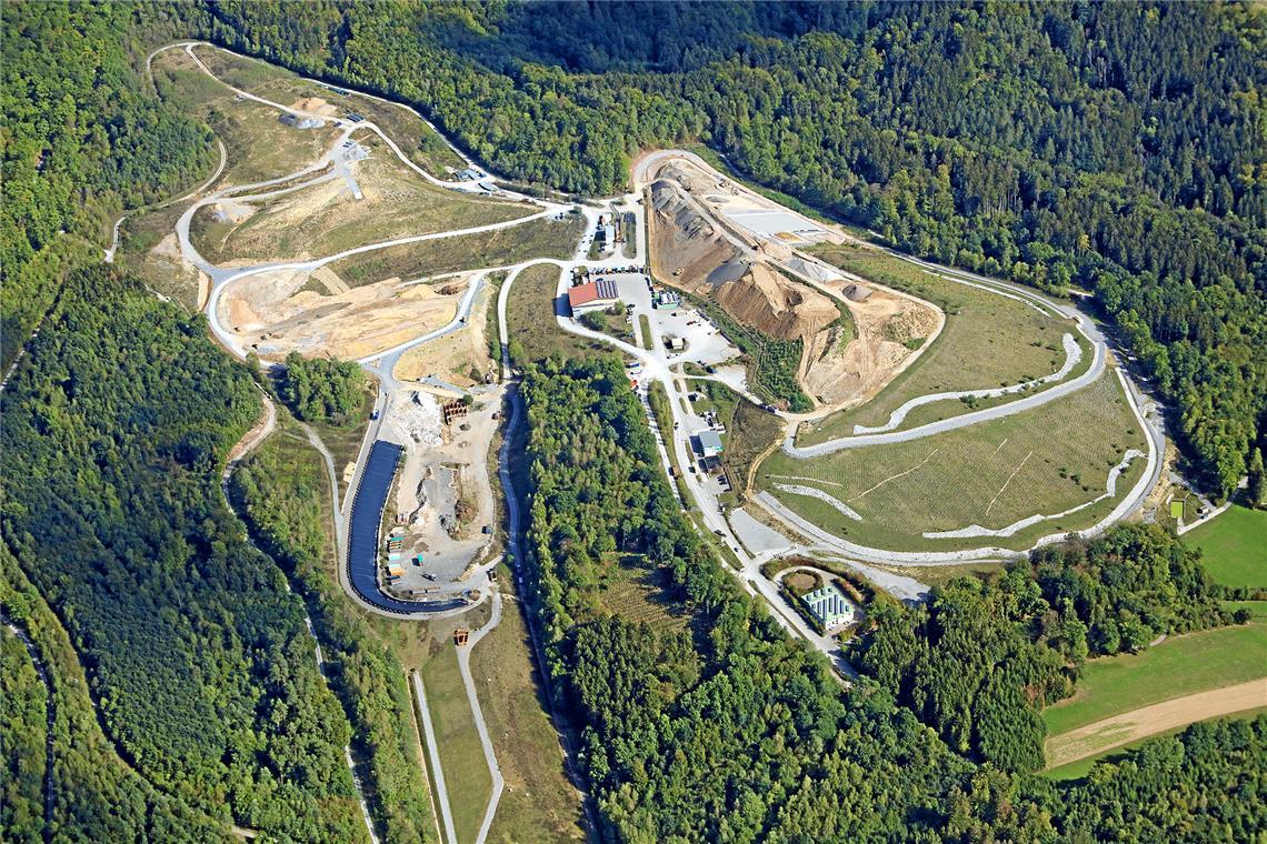 Neue Anlage zur Deponiegasverwertung in Backnang-Steinbach Durch den Bau der neuen Anlage und die optimierte Gaserfassung können bis 2041 durchschnittlich rund 490 Tonnen CO2 pro Jahr gegenüber einer Fortführung der aktuellen Technik eingespart werden. Foto: Heiko Breckwoldt