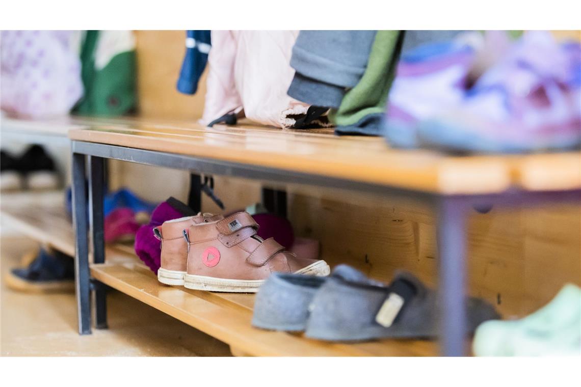Immer weniger Pädagogik-Profis in den Kitas – laut Studie Durch den Einsatz von Mitarbeitenden ohne formal ausreichende Voraussetzungen werde versucht, den Platz- und Personalmangel in den Kitas aufzufangen.