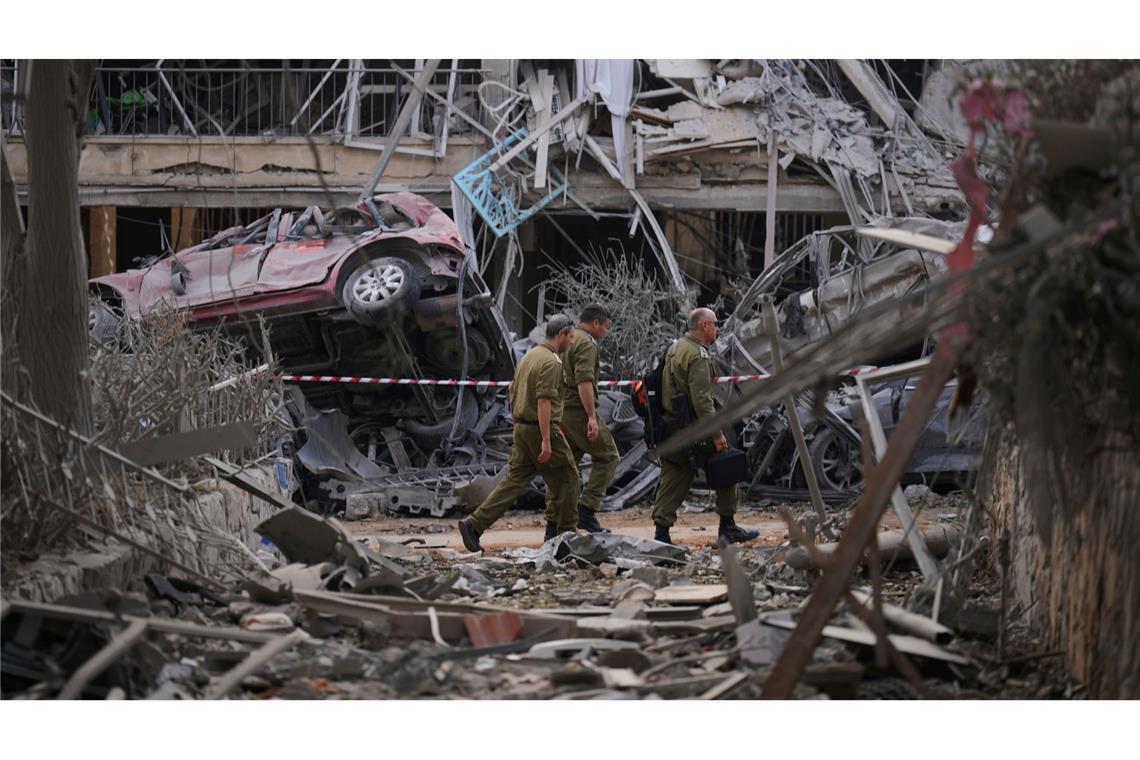 Krieg zwischen Israel und Iran: Öl und Industrie im Visier Durch den Einschlag mehrerer iranischer Raketen wurden in Israel drei Menschen getötet und Dutzende verletzt.
