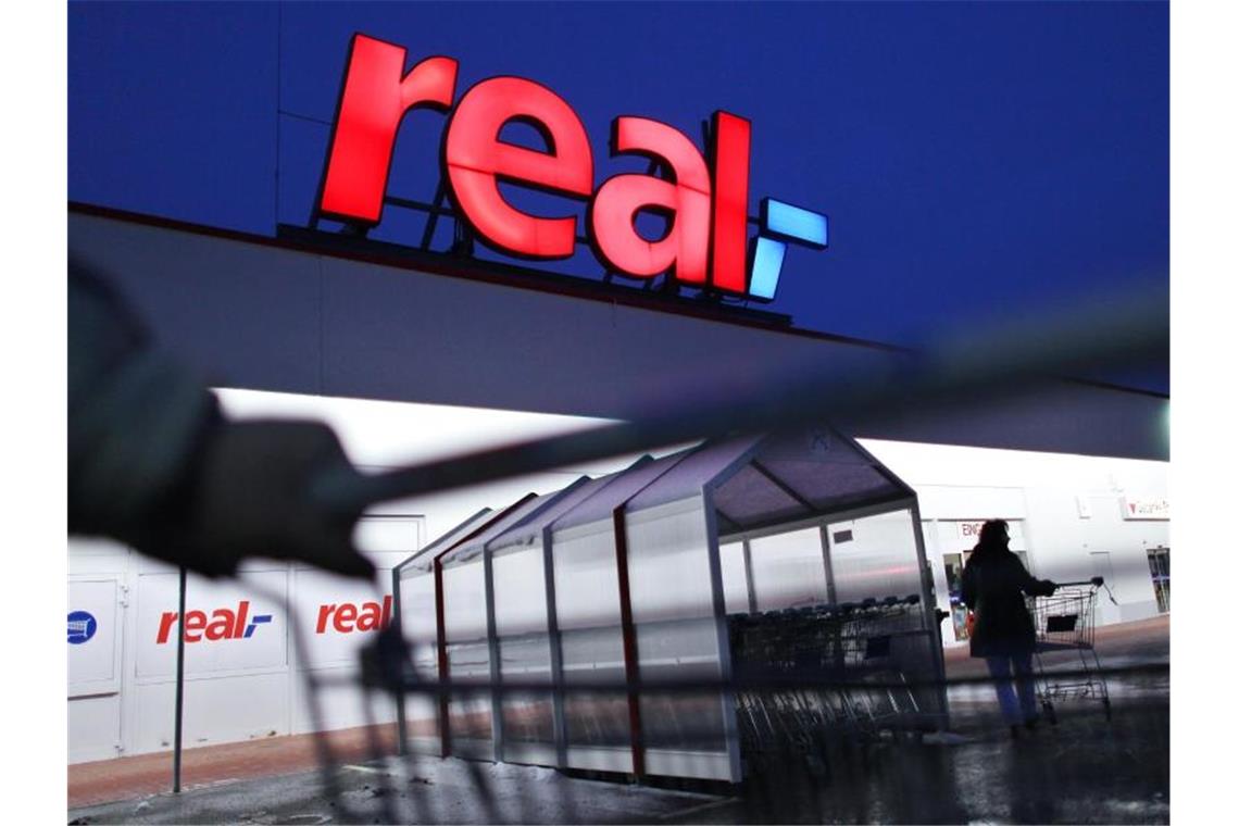 Real-Betriebsrat: 10.000 Arbeitsplätze in Gefahr Durch den geplanten Verkauf der SB-Warenhauskette Real soll fast jeder Dritte der 34 000 Arbeitsplätze bei der Metro-Tochter gefährdet sein. Foto: Oliver Berg/dpa