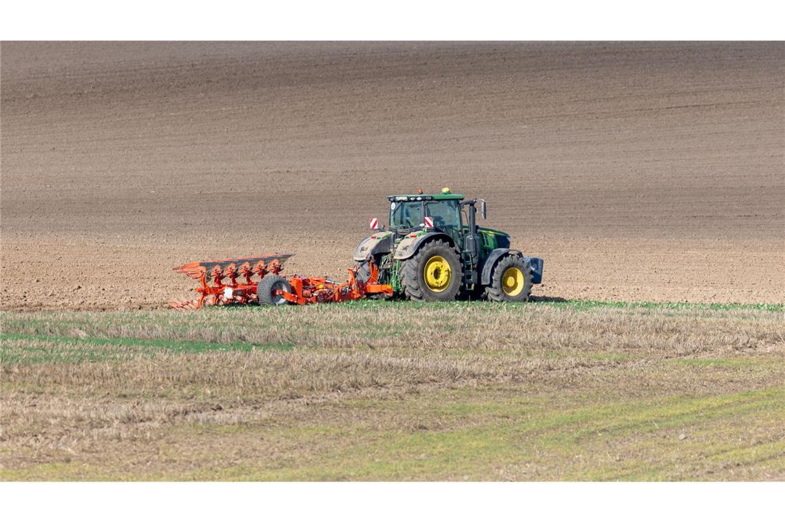 Brüssel sieht EU-Klimaziele in greifbarer Nähe Durch den Klimawandel wird auch die Beackerung der Böden in Deutschland immer schwieriger. Hier ein Bauer auf einem Feld in Mecklenburg-Vorpommern.