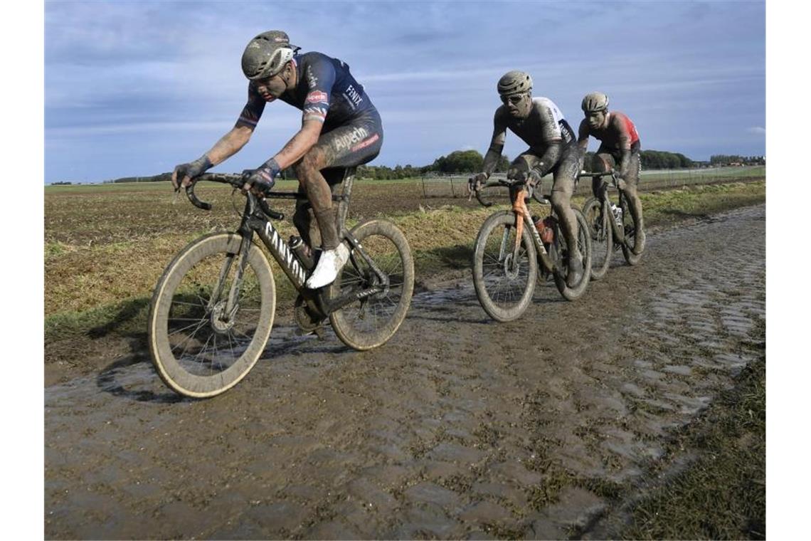 Durch den Regen aufgeweicht waren die Kopfsteinpflasterpassagen eine dreckige Angelegenheit für die Fahrer. Foto: David Stockman/BELGA/dpa