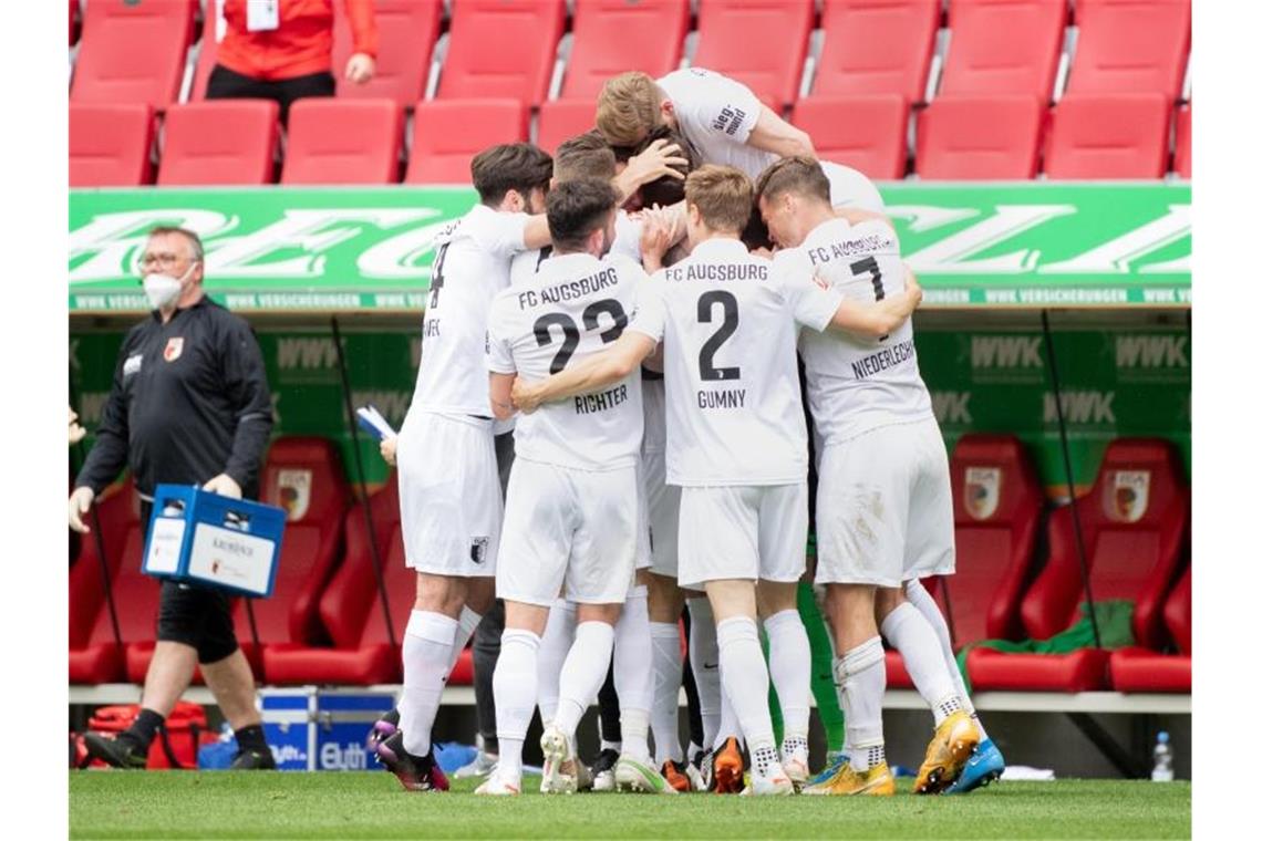 Hertha und Augsburg gerettet - Rekord für Lewandowski Durch den Sieg gegen Bremen hat der FC Augsburg den Klassenerhalt geschafft. Foto: Matthias Balk/dpa