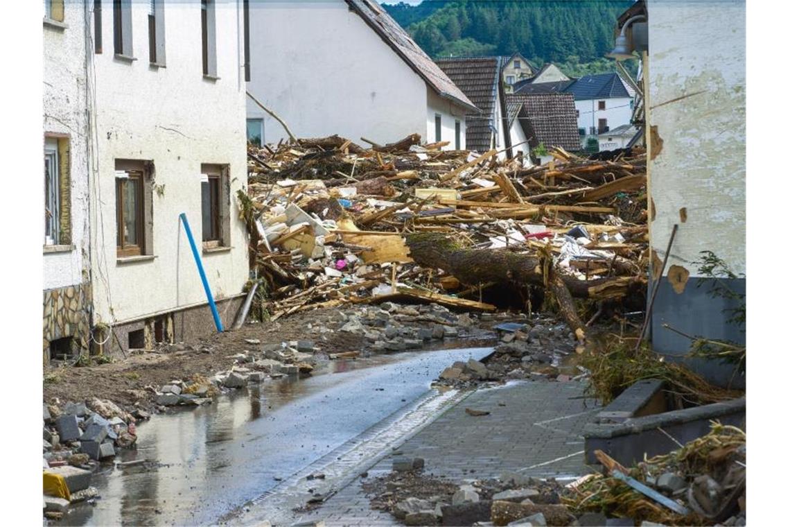 Durch den starken Regenfall war die Wupper zum reissenden Gewässer geworden. Foto: Roberto Pfeil/dpa