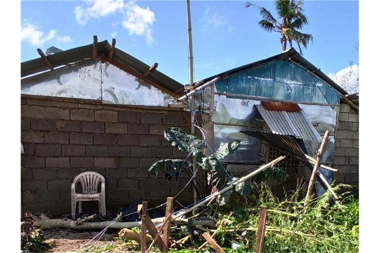 Durch den Taifun Phanfone beschädigte Häuser in der philippinischen Provinz Iloilo. Foto: Leo Solinap/AP/dpa