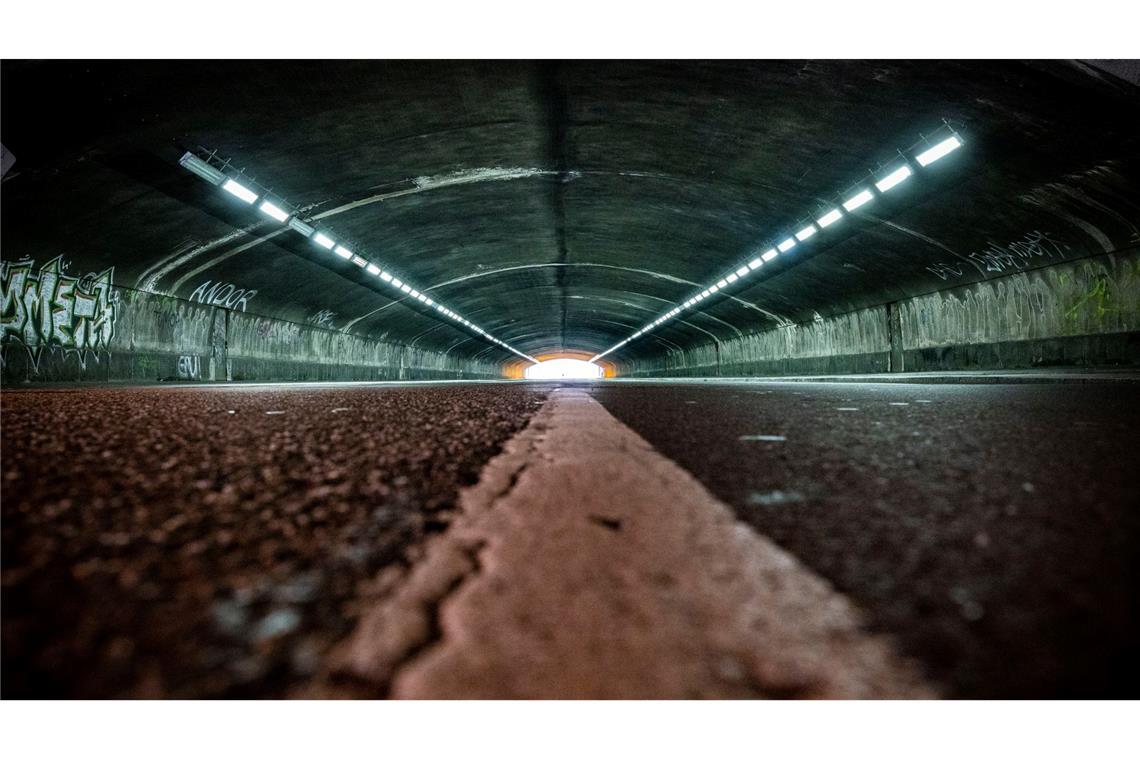 Duisburg sucht neuen Umgang mit der Loveparade-Katastrophe Durch den Tunnel führte für alle Besucher der Weg auf das Festivalgelände. Hier kam es zu dem tödlichen Gedränge. (Archivbild)