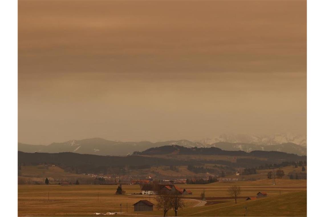 Gelber Himmel und roter Regen: Saharastaub über Deutschland Durch die Eintrübung des Himmels mit Saharastaub kann die Sonne auch am sonst wolkenfreien Himmel milchig erscheinen. Foto: Karl-Josef Hildenbrand/dpa