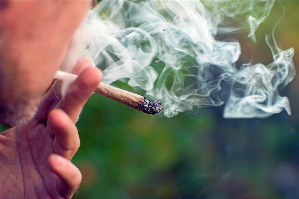 Wie die Cannabis-Teillegalisierung die Suchtberatung beeinflusst Durch die Entkriminalisierung von Cannabis ist die Droge inzwischen auch im Alltag sichtbarer. Foto: Adobe Stock/Aleksej