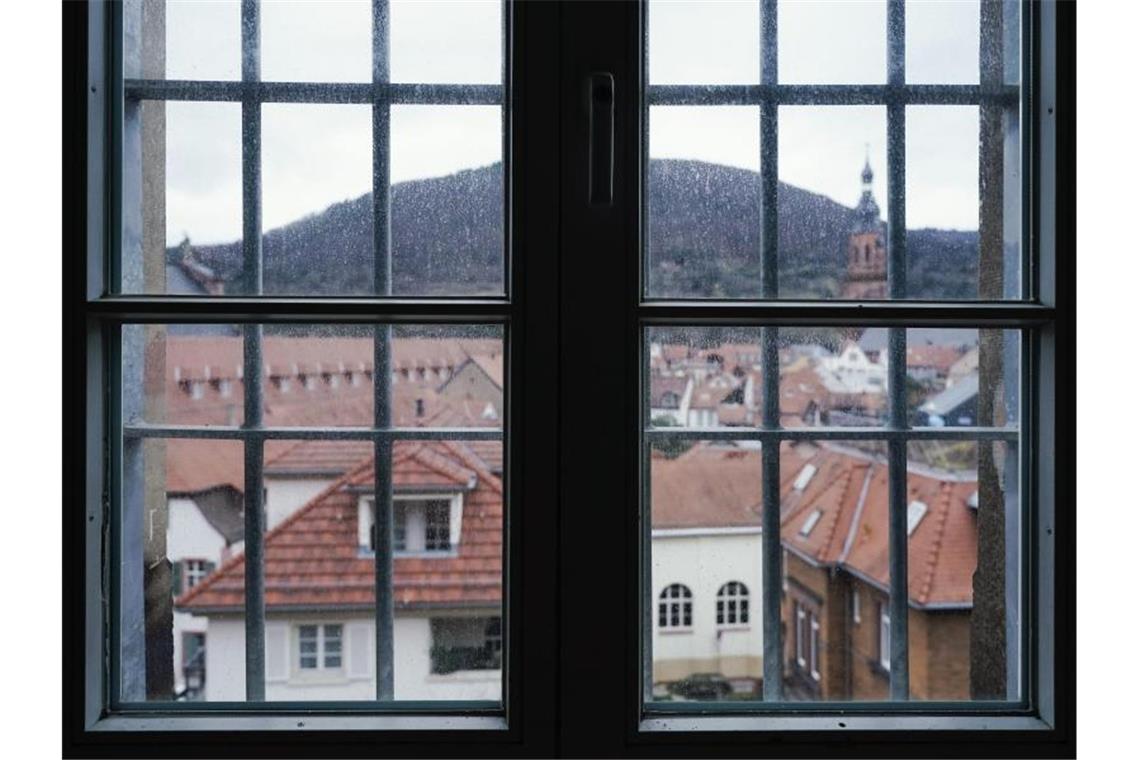 Streit um „Faulen Pelz“ eskaliert: Oberbürgermeister droht Durch die Fenstergitter in einem Zellentrakt eines Gebäudes des ehemaligen Gefängnisses „Fauler Pelz“ sind Wohnhäuser der Innenstadt zu sehen. Foto: Uwe Anspach/dpa/Produktion