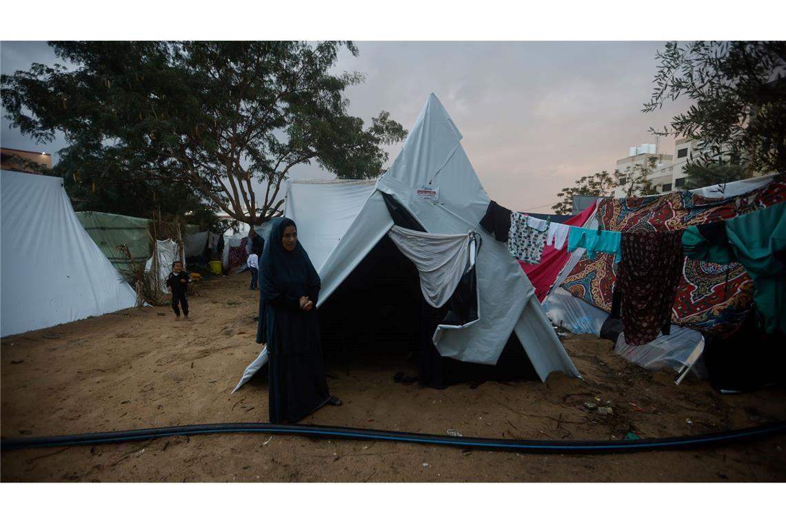 Durch die Kämpfe zwischen Israels Militär und der islamistischen Hamas im Gazastreifen wurden zahlreiche Palästinenser aus ihren Häusern vertrieben. In Zelten suchen sie Schutz. Die humanitäre Lage in dem abgeriegelten Küstenstreifen spitzt sich weiter zu.