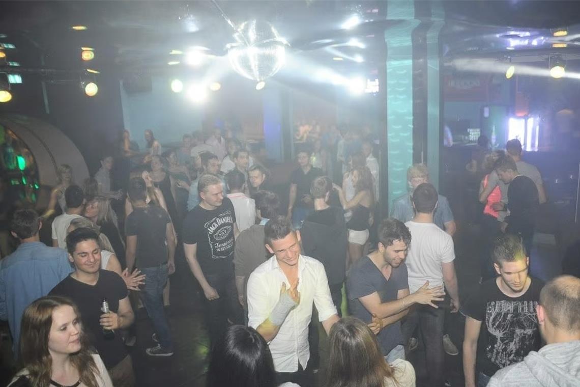 Viele Namen und illustre Gäste im Backnanger Südtor Durch die Röhre (links) in den Mirage-Partyraum: Hier liefen nicht nur Dance-Hits der2000er von David Guetta und Guru Josh, sondern es fanden auch viele Liveauftritte statt.