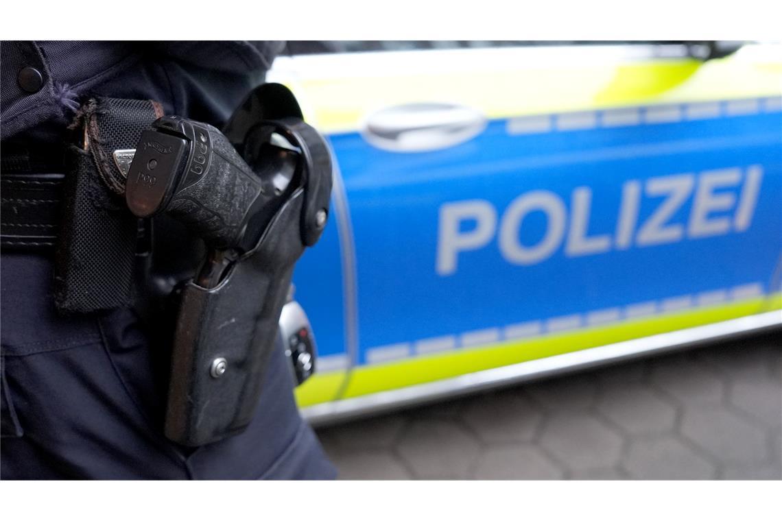 Durch die schnelle Hilfe von Polizei und Passanten konnte die Frau vor dem Ertrinken gerettet werden. (Symbolbild)