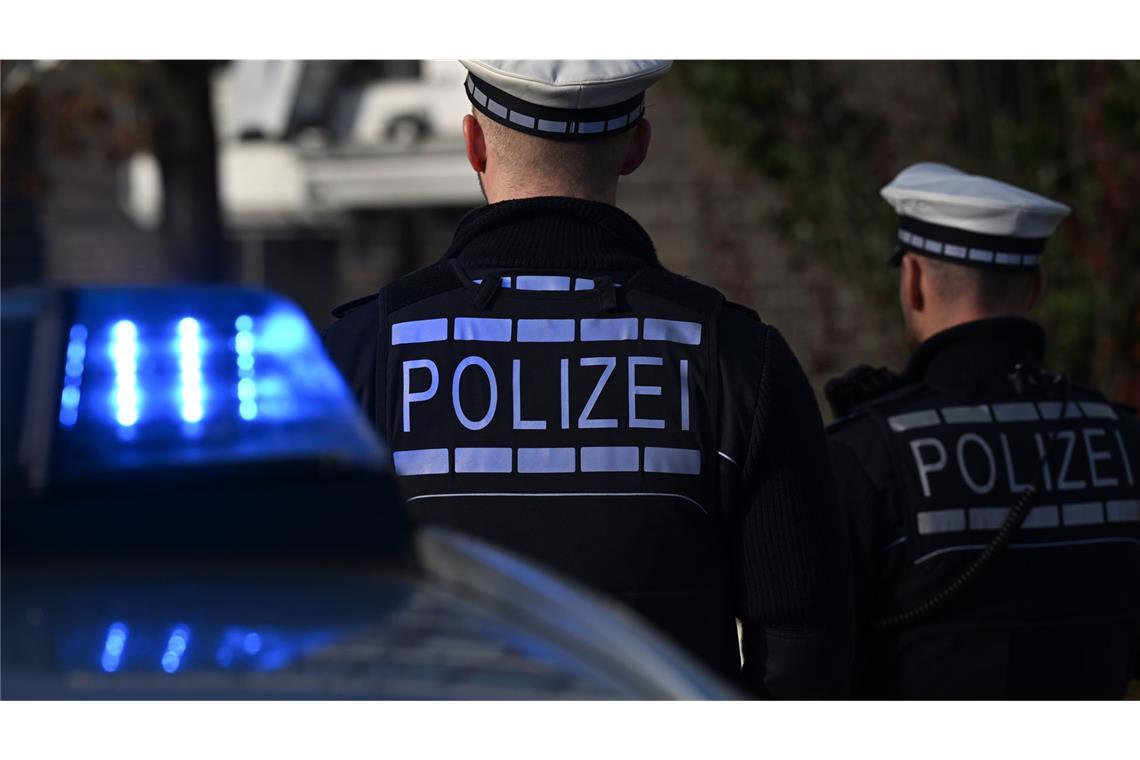 Schüsse bei Abschiebung – Verdächtiger drohte mit Messer Durch die Schüsse der Beamten sei der Mann nach aktuellem Kenntnisstand nicht verletzt worden. (Symbolbild)
