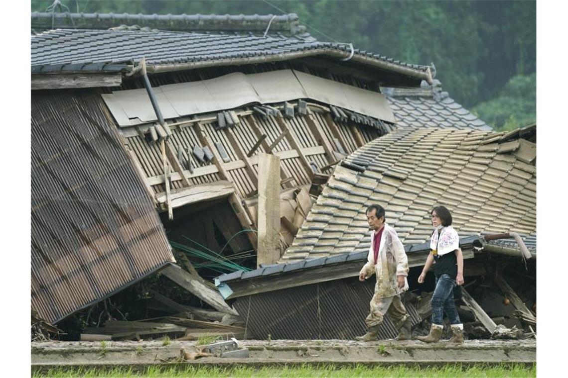 Tote und Verwüstungen nach schweren Unwettern in Japan Durch die Überflutungen wurden viele Häuser beschädigt oder zerstört. Foto: Koji Harada/Kyodo News/AP/dpa