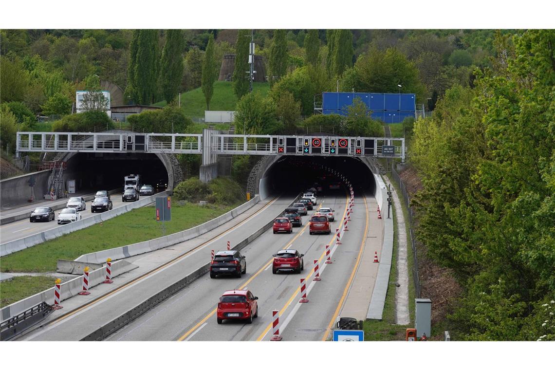 Durch die weitere Fahrspur sollen die Staus beim Einfädeln vor dem Tunnelportal und damit auch die Unfallgefahr reduziert werden.