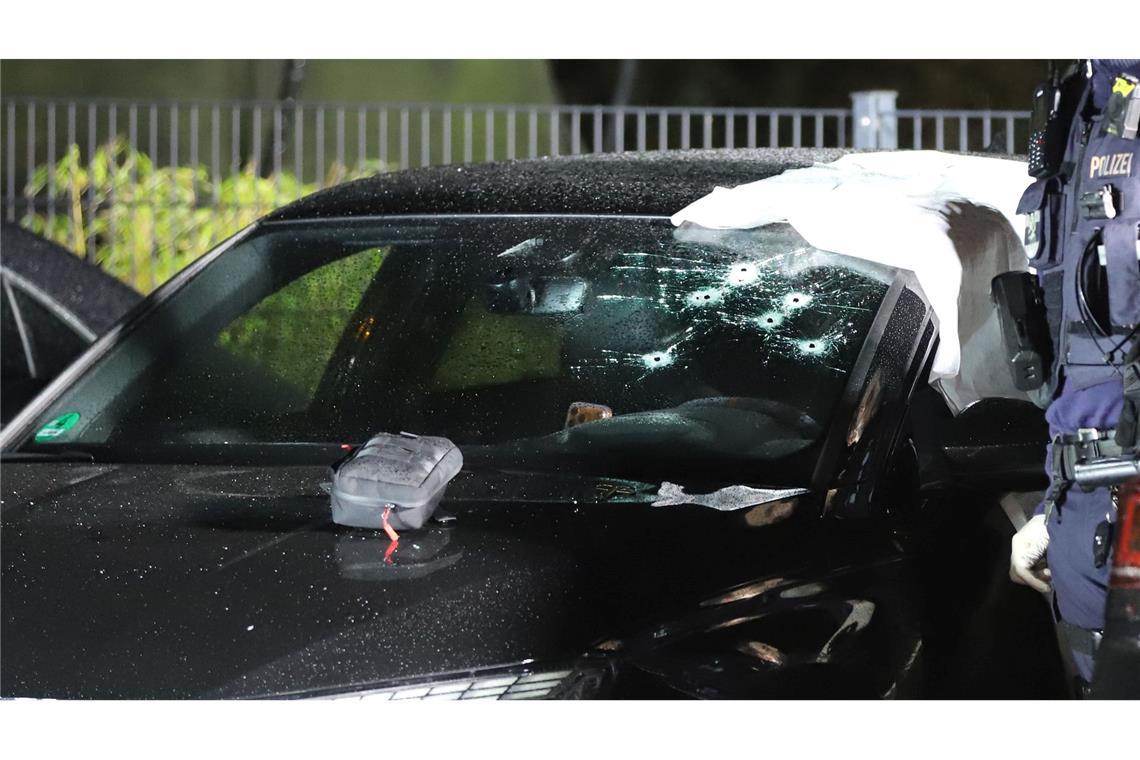 Durch die Windschutzscheibe wurden Schüsse auf einen Mann abgegeben.