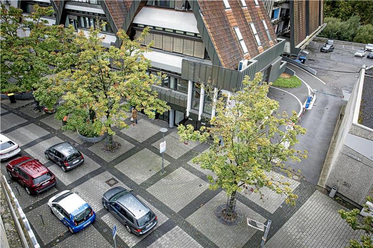 Durch diese hohle Gasse sollen die Autos künftig in die Grabenstraße gelangen. Dafür muss allerdings die Zufahrt zum Parkhaus Stadtmitte umgebaut werden. Foto: Alexander Becher