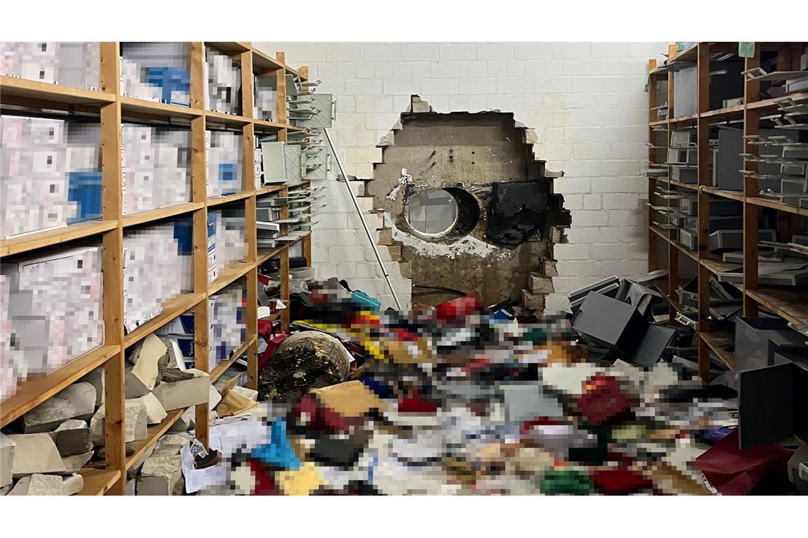 Durch ein großes Loch in der Wand waren die Täter in den Tresorraum gelangt. (Archivbild)