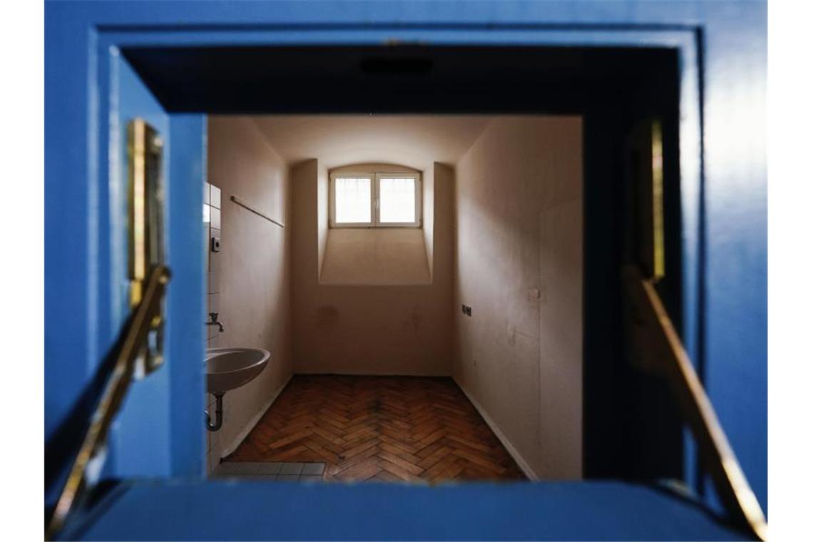 Studierende wollen neuen Campus auf Gelände von Ex-Knast Durch eine geöffnete Luke ist in einem Gebäude des ehemaligen Gefängnisses „Fauler Pelz“ (Gefängnis Heidelberg) der Raum einer Gefängniszelle zu sehen. Foto: Uwe Anspach/dpa/Archivbild