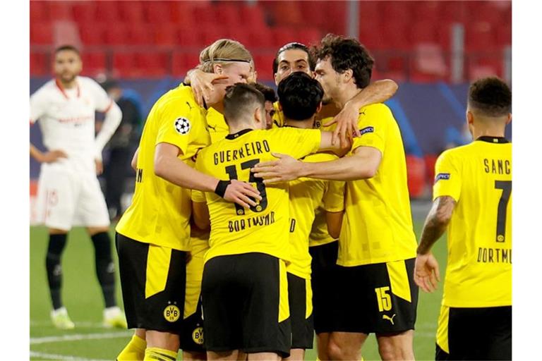 Durch einen 3:2-Sieg beim FC Sevilla machte Borussia Dortmund einen großen Schritt in Richtung Achtelfinale der Champions League. Foto: Daniel Gonzalez Acuna/dpa
