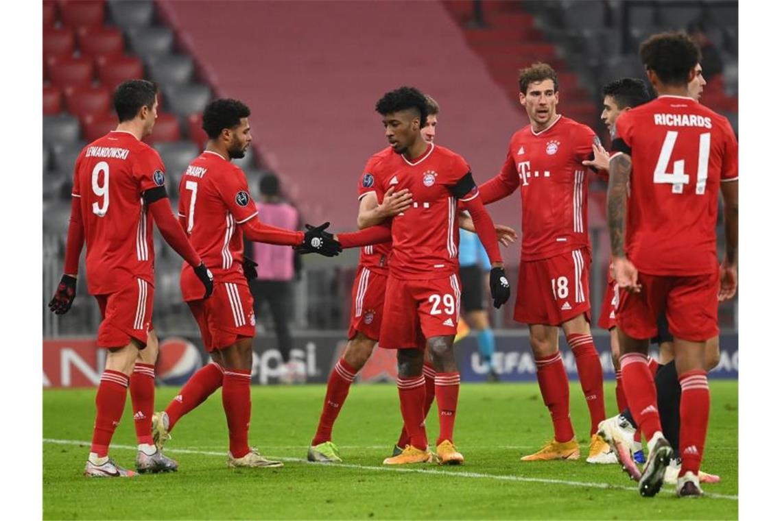 Mit „Weltklasse-Torhüter“: Bayern macht Achtelfinale klar Durch einen abgefälschten Schuss von Kingsley Coman (M) erhöhte Bayern nach der Pause auf 2:0. Foto: Sven Hoppe/dpa