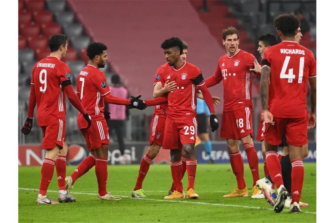 Durch einen abgefälschten Schuss von Kingsley Coman (M) erhöhte Bayern nach der Pause auf 2:0. Foto: Sven Hoppe/dpa