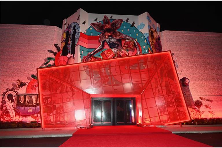 Durch einen roten Umschlag gelangen Besucher in das Netflix House.