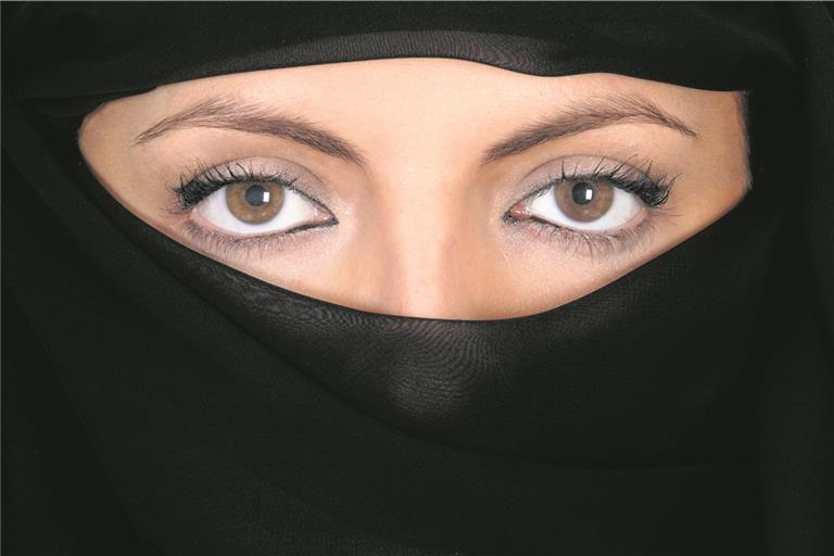 Durch einen Sehschlitz ist bei einem Nikab nur die Augenpartie der Trägerin erkennbar. Auch die Burkinis der beiden vollverschleierten Frauen im Backnanger Freibad waren offenbar nach diesem Muster geschnitten. Symbolfoto: Adobe Stock/Jose Manuel Gelpi Diaz