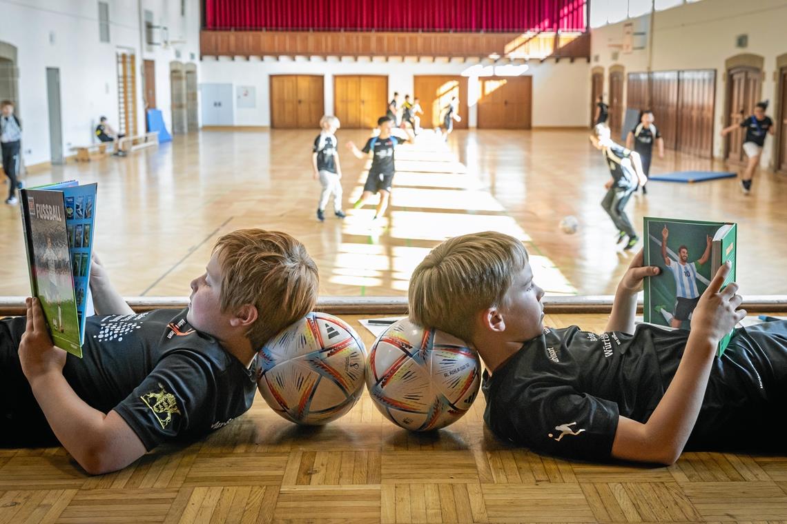 Durch Fußballbücher und Spielformen sollen die Jungen zum Lesen motiviert werden. Fotos: Alexander Becher
