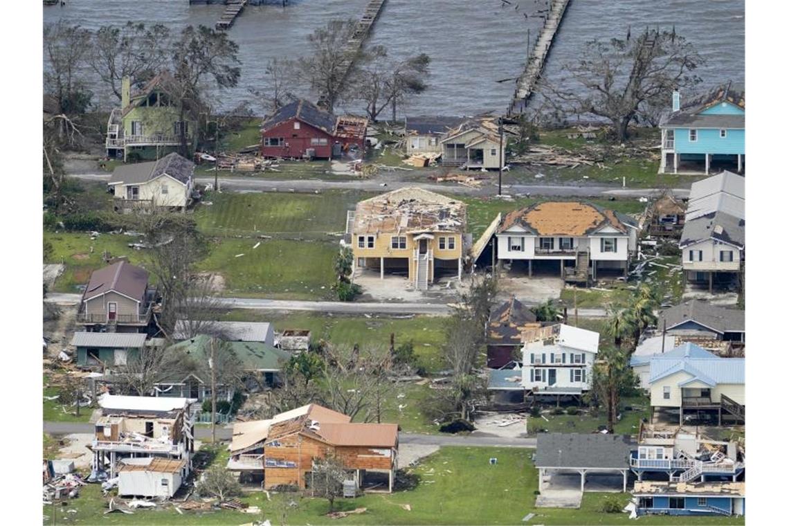 Durch Hurrikan „Laura“ beschädigte Häuser und Gebäude. Der Hurrikan war damals mit Windgeschwindigkeiten von teilweise über 200 Kilometern pro Stunde auf die Südküste des US-Bundesstaates Louisiana getroffen. Foto: David J. Phillip/AP/dpa
