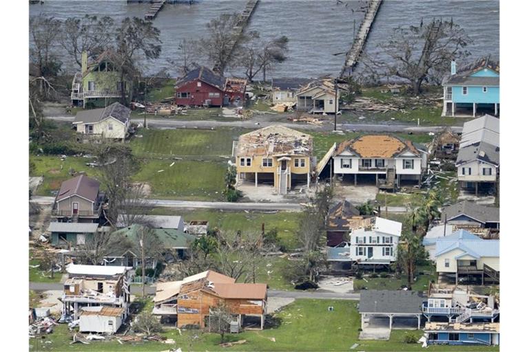 Durch Hurrikan „Laura“ beschädigte Häuser und Gebäude. Der Hurrikan war damals mit Windgeschwindigkeiten von teilweise über 200 Kilometern pro Stunde auf die Südküste des US-Bundesstaates Louisiana getroffen. Foto: David J. Phillip/AP/dpa