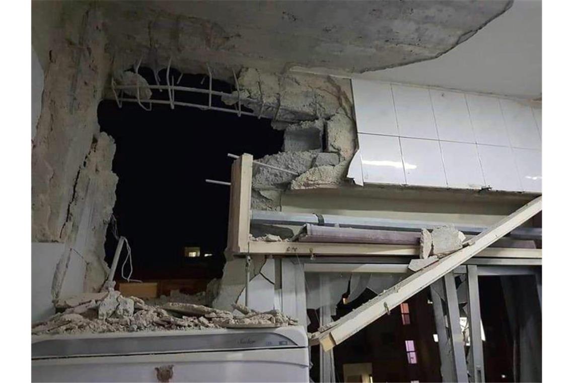 Durch israelische Raketenangriffe beschädigtes Gebäude bei Damaskus. Foto: -/AP/SANA/dpa