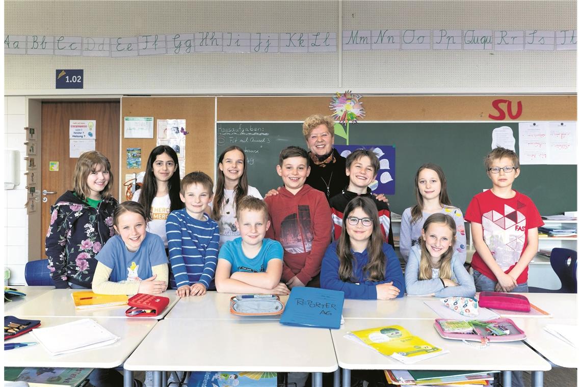 Durch Krankheitsfälle nicht ganz vollzählig, aber so ist es in einer echten Redaktion ja auch manchmal: Die Schüler der Reporter-AG mit ihrer Redaktionsleiterin Renate Häußermann. Foto: J. Fiedler