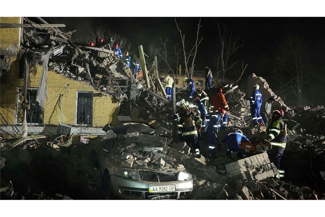 Selenskyj wirft Russland Einsatz nordkoreanischer Rakete vor Durch massive nächtliche Angriffe gab es in der ukrainischen Hauptstadt Kiew zahlreiche Tote und Verletzte.