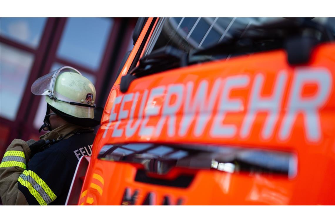 Durch Rauch erlitten laut Polizei zwei Hausbewohner leichte Verletzungen. (Symbolbild)