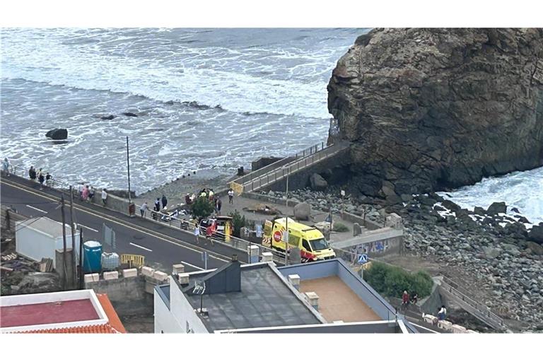 Durch Riesenwellen auf Teneriffa sind drei Menschen ums Leben gekommen. 15 Personen wurden verletzt.