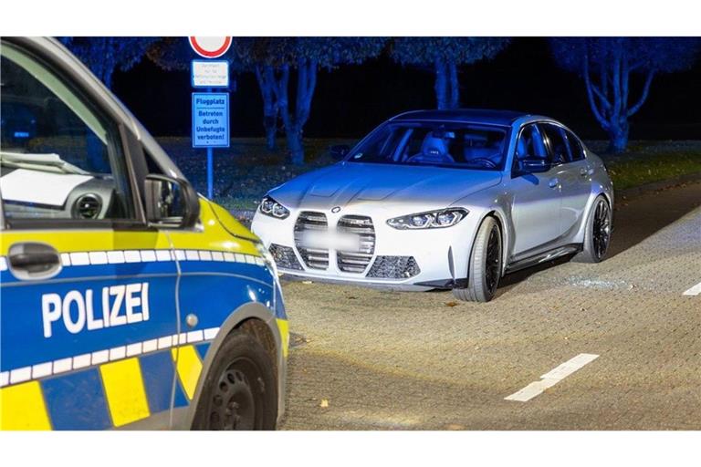 Durch Schüsse auf das Auto ist am Mittwochabend ein Mann lebensgefährlich verletzt worden.