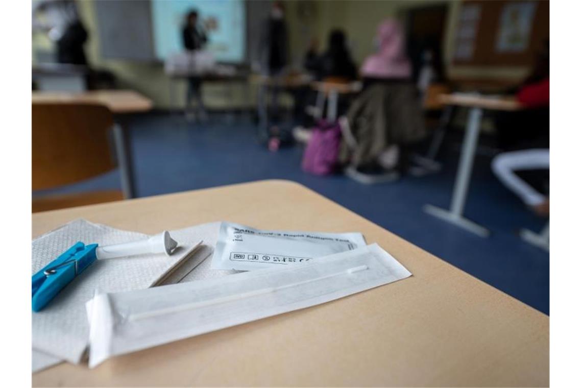 Giffey fordert schnelle Rückkehr zum Regelbetrieb an Schulen Durch „Schützen, Testen, Impfen“ soll die Rückkehr der Kinder in die Normalität sichergestellt werden. Foto: Sebastian Gollnow/dpa